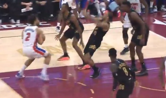 espn-NBA官方：骑士球员泰森在对阵活塞比赛中假摔 罚款2000美刀